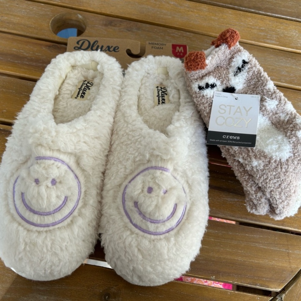 Dearfoams Deluxe White Fuzzy Slippers with smiley face and 2 pairs of cozy socks